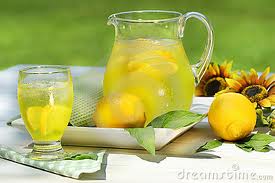 jarra de agua,endulzada con miel y limon